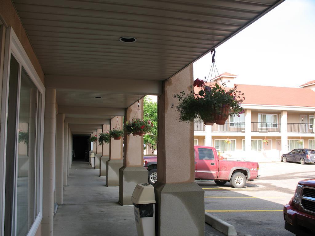 Econo Lodge Inn & Suites Lethbridge Exterior photo