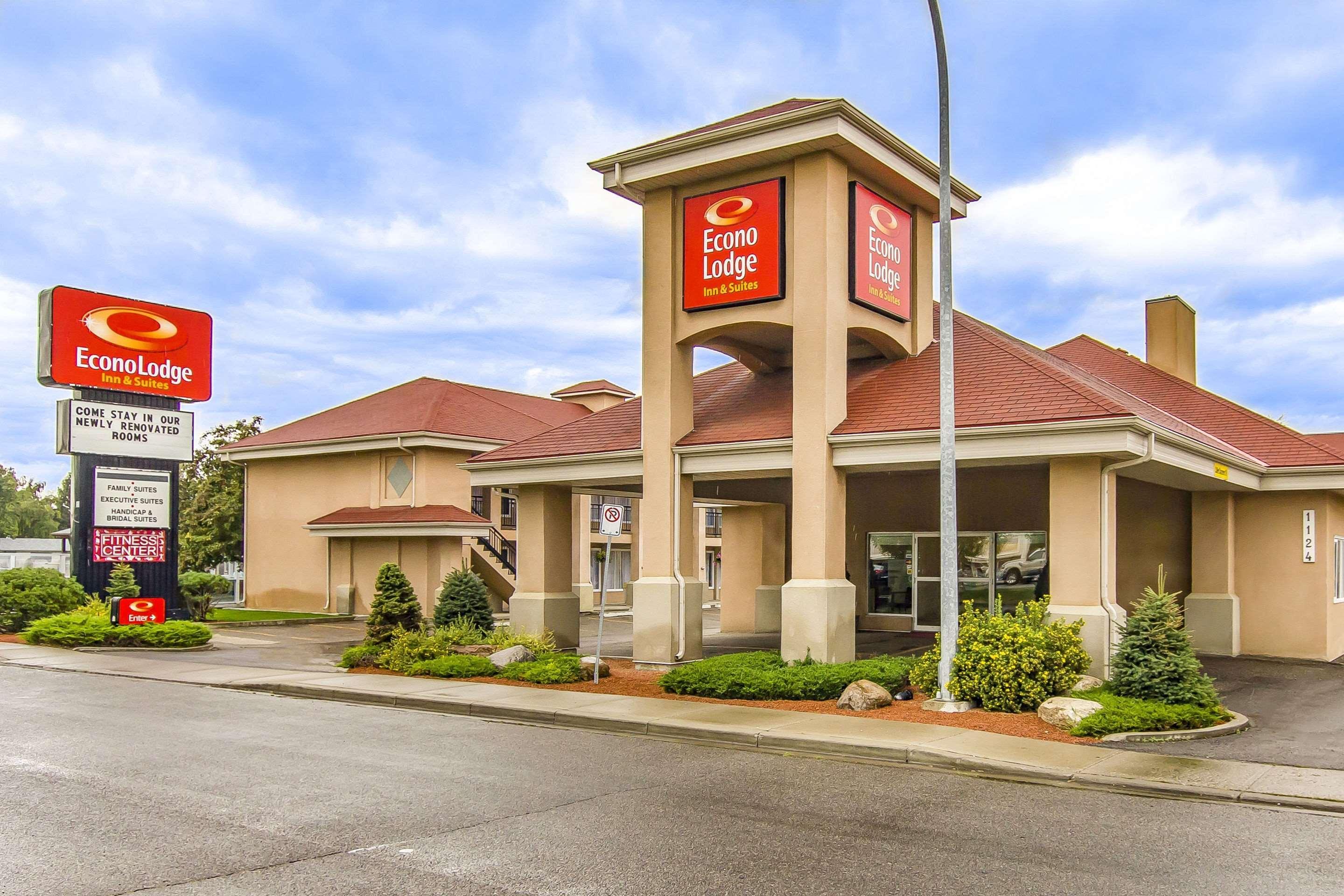 Econo Lodge Inn & Suites Lethbridge Exterior photo