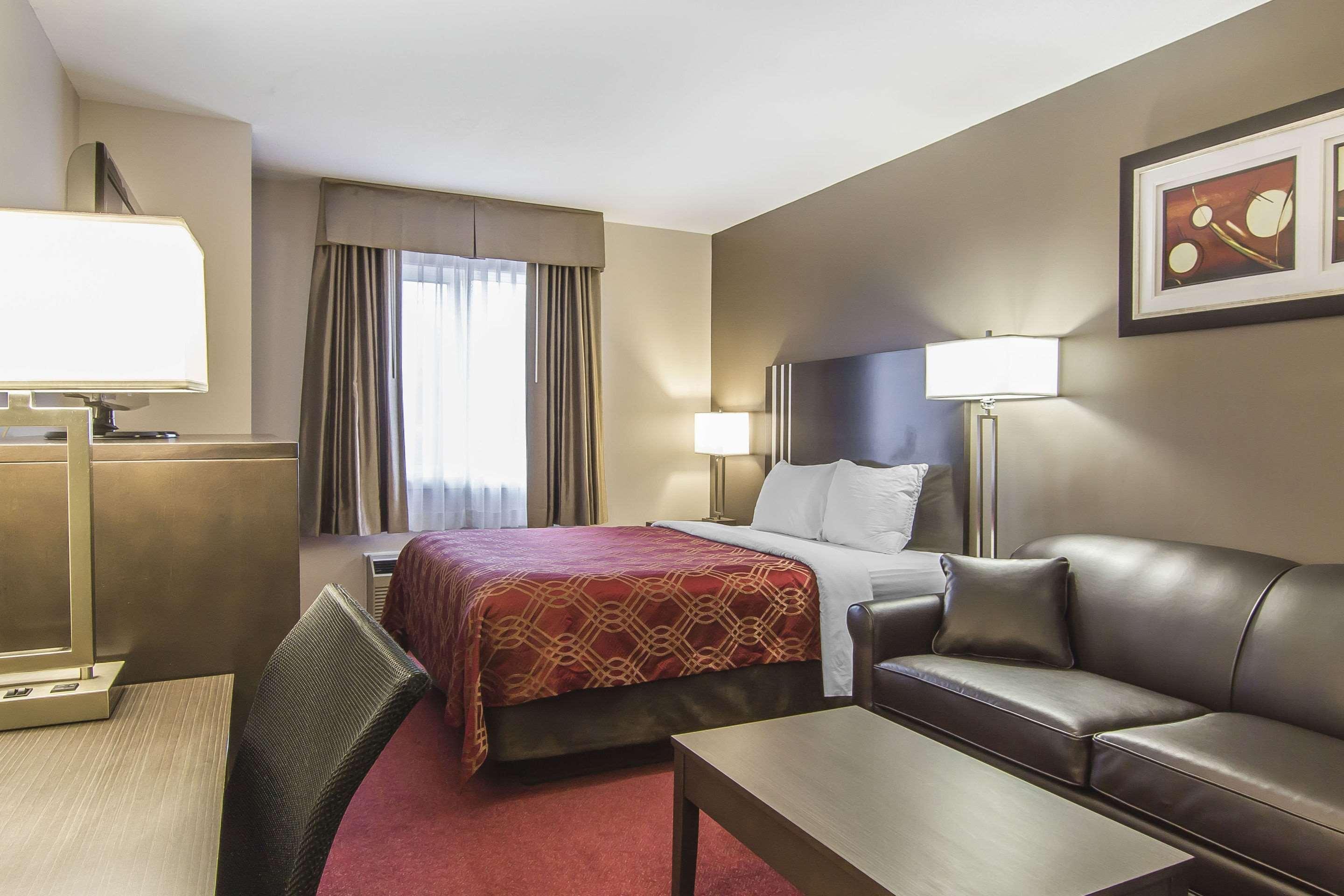 Econo Lodge Inn & Suites Lethbridge Exterior photo