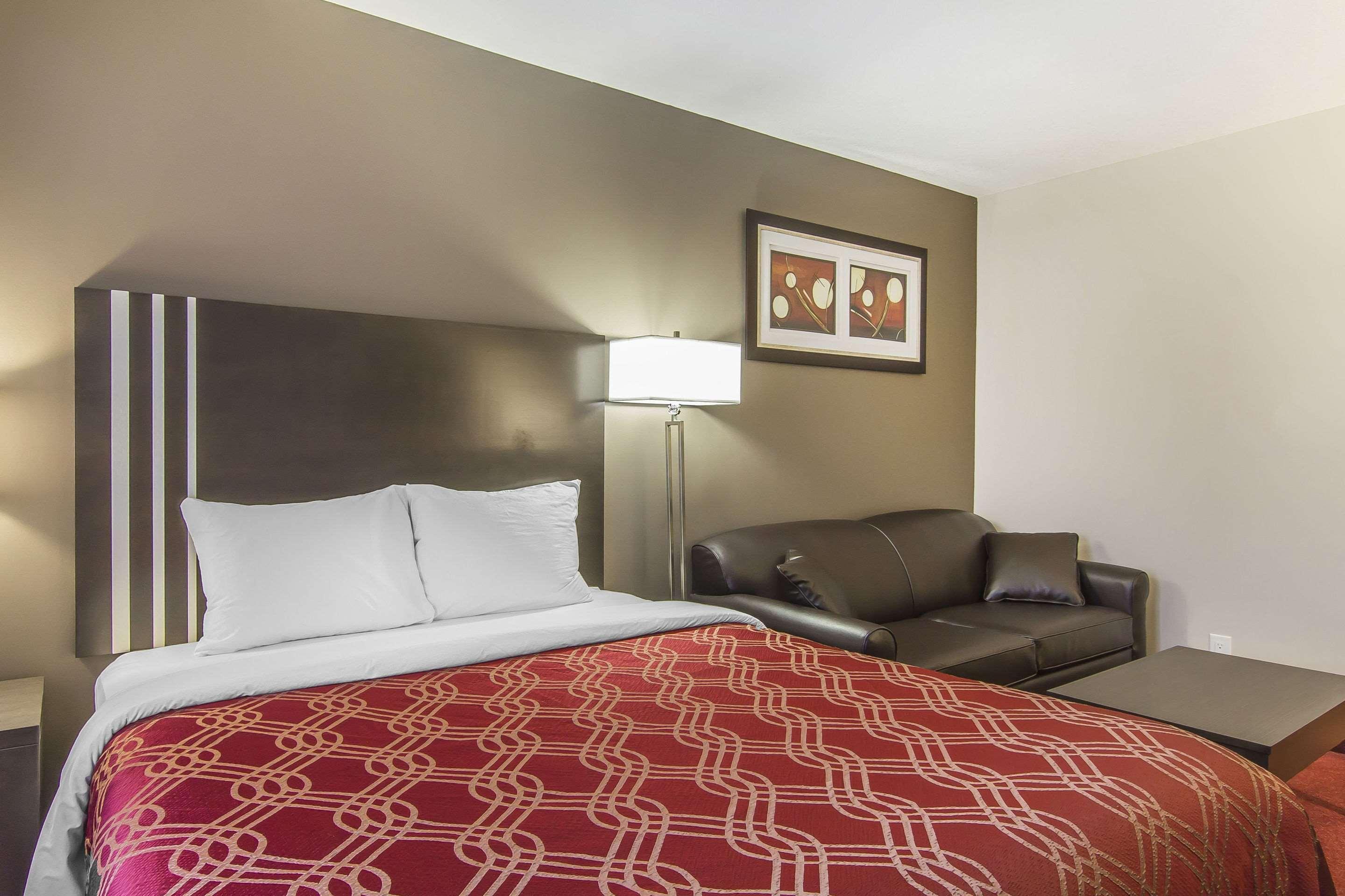 Econo Lodge Inn & Suites Lethbridge Exterior photo
