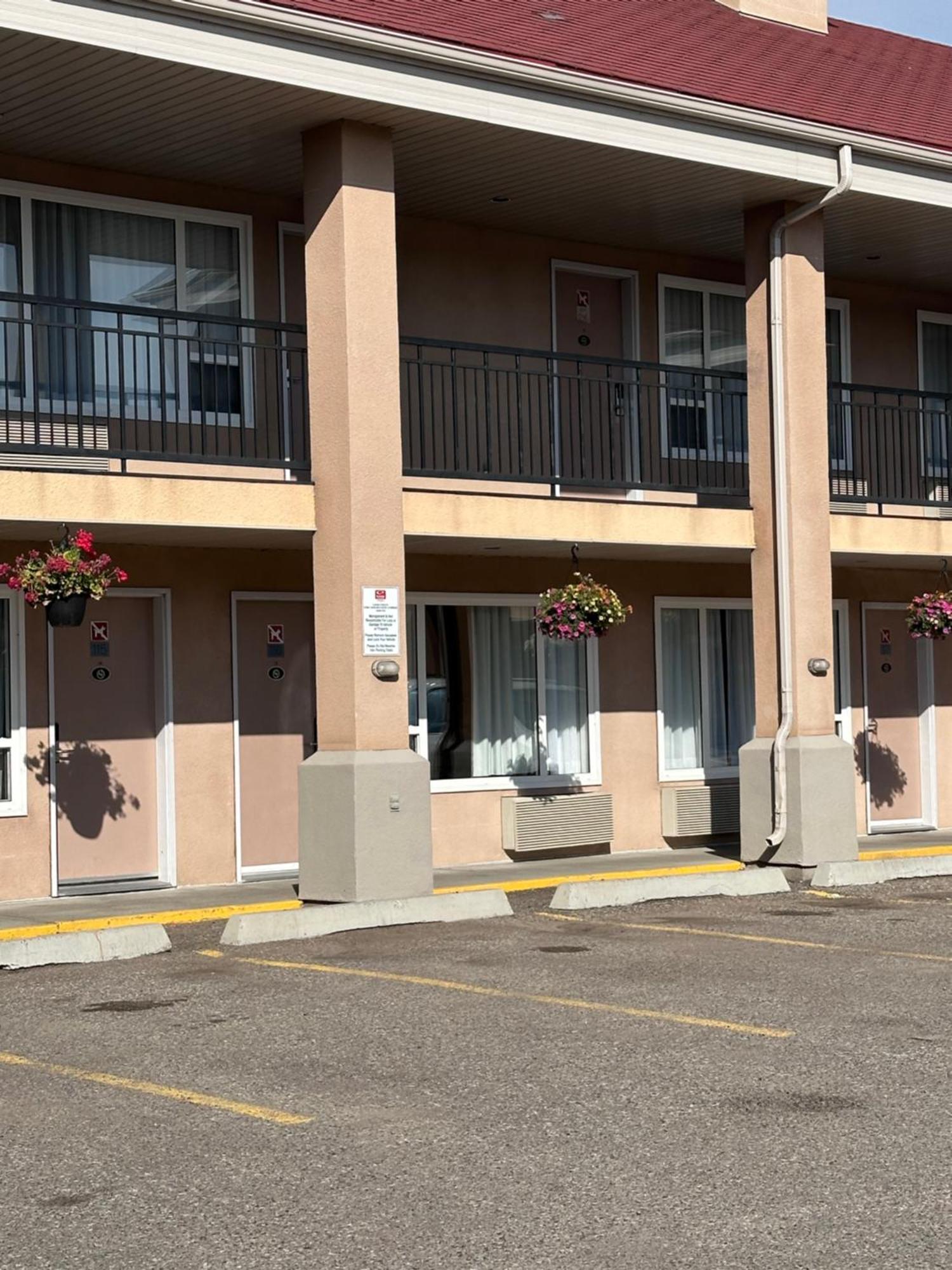 Econo Lodge Inn & Suites Lethbridge Exterior photo