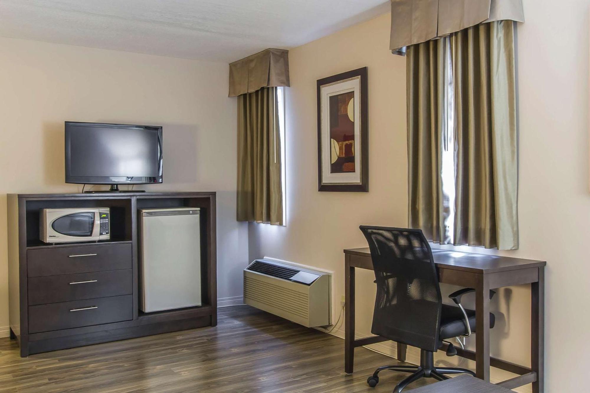 Econo Lodge Inn & Suites Lethbridge Exterior photo